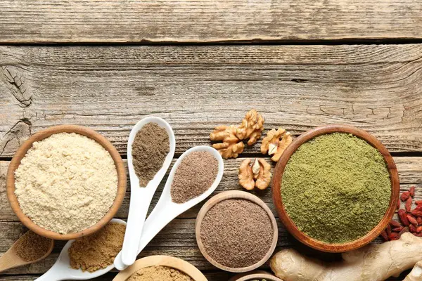 Tahta masadaki farklı süper yiyecekler, düz yatış. Metin için boşluk