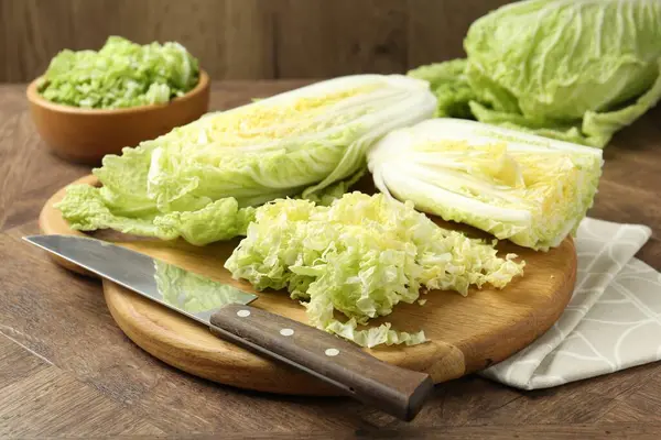 Taze Çin lahanaları ve bıçak ahşap masada, yakın plan.