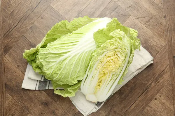 Tahta masada taze Çin lahanaları, üst manzara.