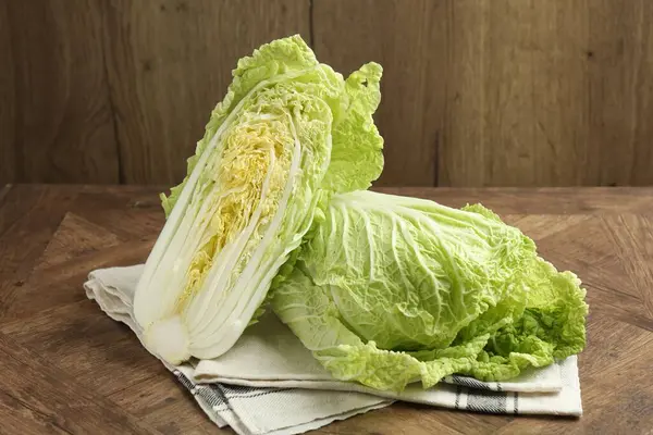 Ahşap masada Çin lahanaları var.