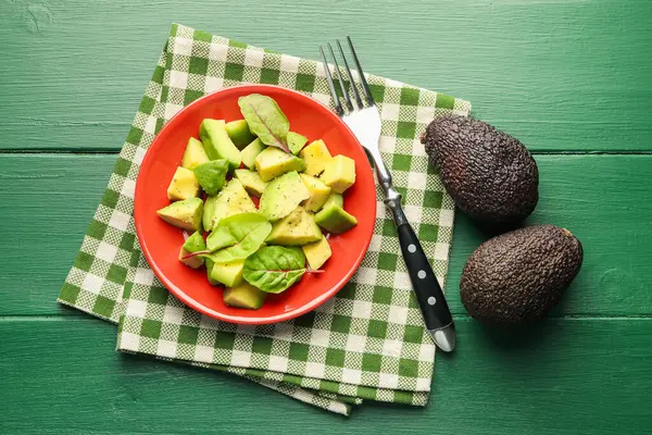 Ispanaklı avokado ve yeşil ahşap masa, düz uzanma