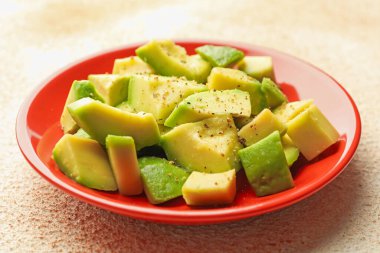 Hafif desenli masa soslu leziz avokadolar, yakın plan.