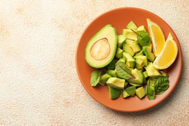 Lezzetli avokadolar, ıspanak ve limon açık dokulu masa, üst manzara. Metin için boşluk