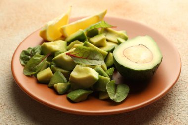 Lezzetli avokadolar, ıspanak ve limon açık dokulu masa, yakın plan.