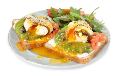 Avokadolu lezzetli sandviçler, haşlanmış yumurta, somon, domates ve roka.