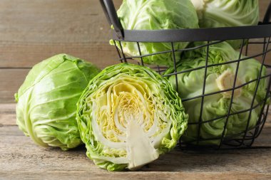 Taze lahana ve sepet tahtada, yakın plan.