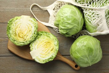 Taze lahana ve ahşap masa üzerinde ağ çanta, düz yatıyordu.