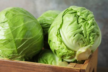 Tahta sandıkta taze lahanalar, yakın plan.