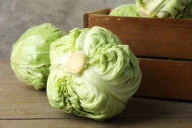 Taze lahana ve sandık ahşap masada, yakın plan.