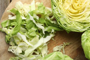 Tahta masada lahana kes, düz uzan.