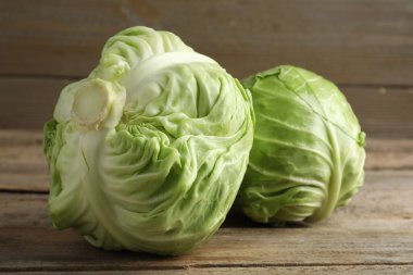 Ahşap masada taze lahanalar, yakın plan.