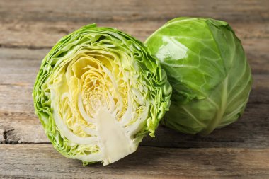 Taze taze lahana ve ahşap masa, yakın çekim