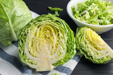 Siyah masada taze yeşil lahanalar, yakın plan.