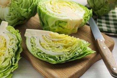 Taze lahana ve bıçak masanın üstünde, yakın plan.