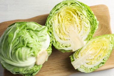 Taze taze lahana ve açık ahşap masa, üst görünüm