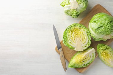 Açık ahşap masada taze taze lahana ve düz bir şekilde yatıyordu. Metin için boşluk