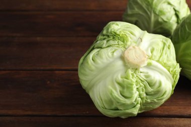 Ahşap masada taze lahanalar, yakın plan. Metin için boşluk