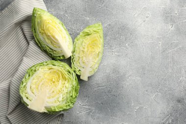 Gri masadaki taze lahana parçaları, düz yatıyordu. Metin için boşluk