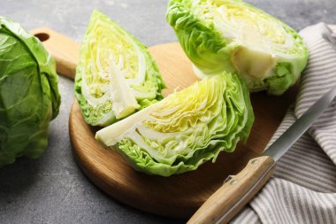 Taze lahana ve bıçak gri masada, yakın plan.