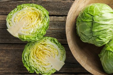 Taze taze lahana ve ahşap masa, düz yatıyordu.