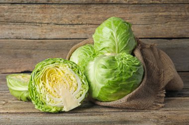 Taze et ve ahşap masada lahana kes.