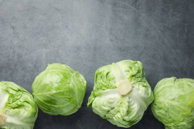 Taze yeşil lahanalar gri masada, düz yerde. Metin için boşluk