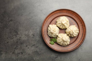 Gri masada servis edilen nefis khinkali, üst manzara. Metin için boşluk