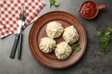 Gri masadaki sosla servis edilen lezzetli khinkali.