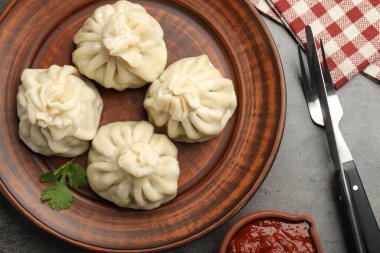 Gri masadaki sosla servis edilen lezzetli khinkali.