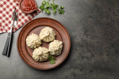 Gri masadaki sosla servis edilen lezzetli khinkali.