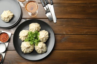 Tahta masada kişniş ve şarapla servis edilen nefis khinkali. Metin için boşluk