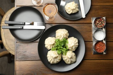 Nefis khinkali kişniş ve şarapla servis edilir ahşap masada, düz yatar