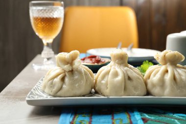 Gri masada servis edilen lezzetli khinkali, yakın plan.