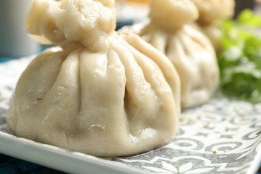 Lezzetli pişmiş khinkali masada servis ediliyor, yakın plan.