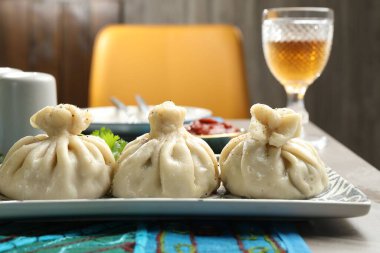 Gri masada servis edilen lezzetli khinkali, yakın plan.