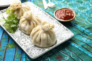 Nefis khinkali soslu ve kişniş soslu, yakın plan.