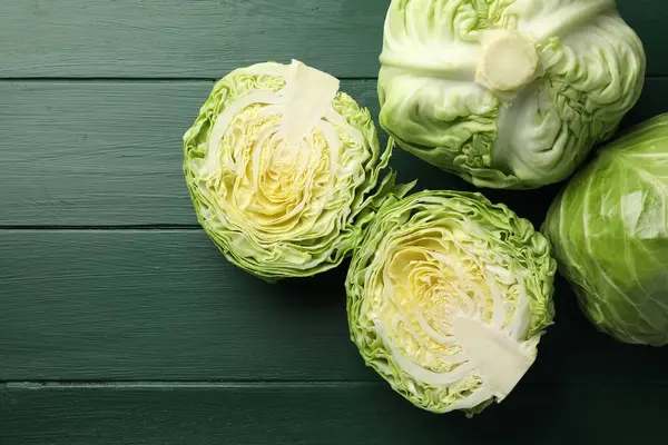 Taze taze ve yeşil ahşap masa üzerinde kesilmiş lahanalar. Metin için boşluk