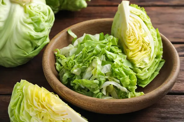 Taze yeşil lahanalar ahşap masada, yakın plan.
