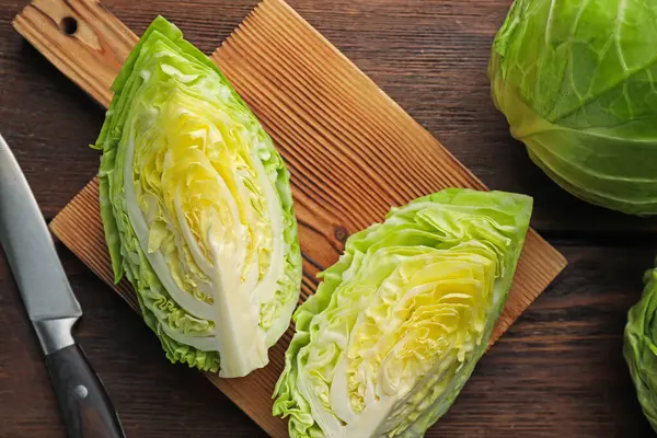 Taze lahana ve bıçak ahşap masada, düz yatıyordu.