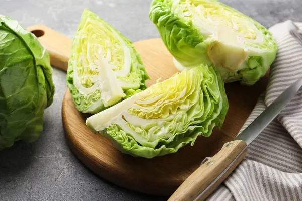 Taze lahana ve bıçak gri masada, yakın plan.