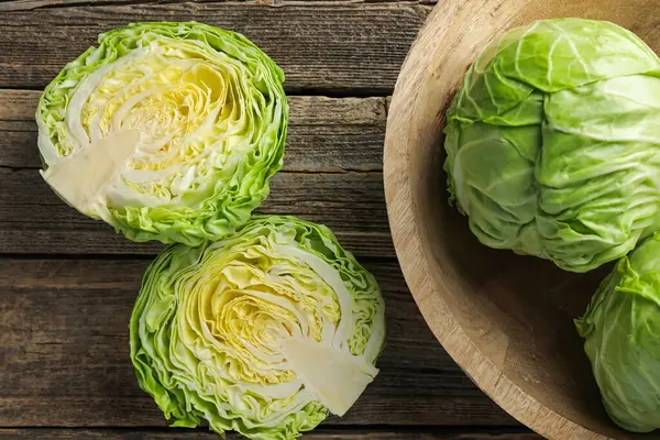 Taze taze lahana ve ahşap masa, düz yatıyordu.