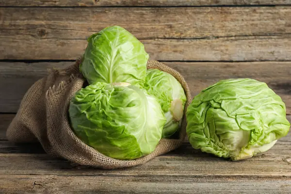 Tahta masada bir sürü taze lahana var.