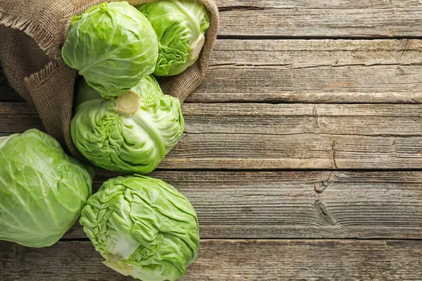 Tahta masada taze lahanalar, düz yatış. Metin için boşluk