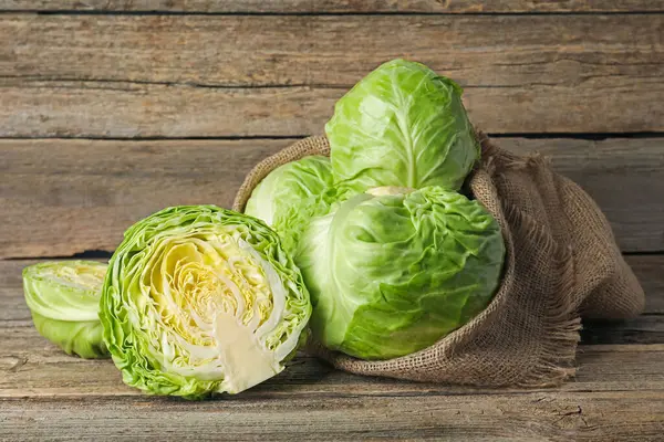 Taze et ve ahşap masada lahana kes.