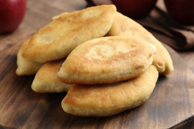 Ahşap masada nefis kızarmış pirinçler (doldurulmuş turtalar), yakın plan.