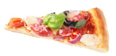 İnce tütsülenmiş sosisli ve beyaz üzerine izole edilmiş bir dilim lezzetli pizza.