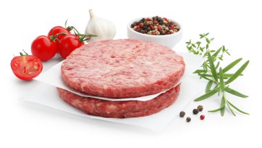 Hamburger, domates ve baharatlar için taze çiğ köfte.