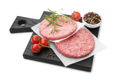 Hamburger, domates ve baharatlar için taze çiğ köfte.