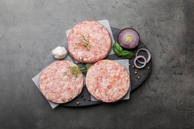 Hamburger ve baharatlar için taze çiğ köfteler.