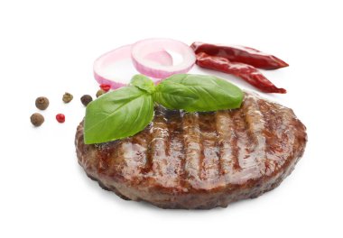 Lezzetli hamburger köftesi ve beyaz üzerine izole edilmiş baharatlar.